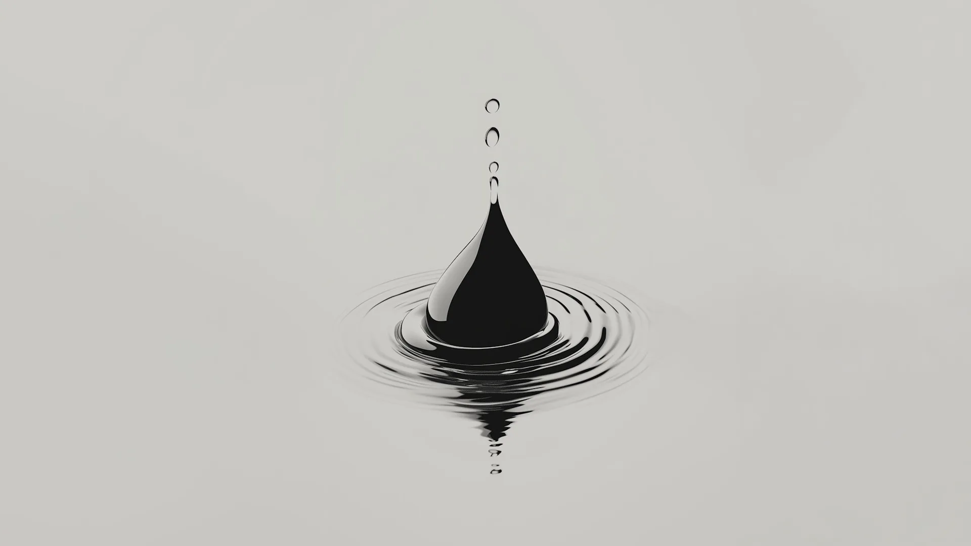 Ein Tropfen trifft auf eine Wasseroberfläche